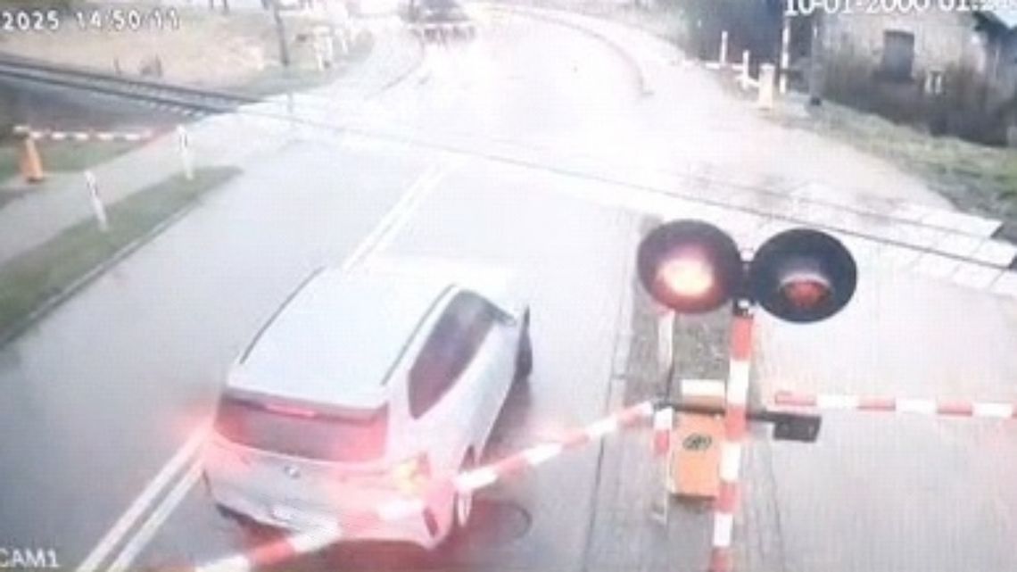 Kobieta w BMW nie przyjęła do wiadomości, że szlaban się zamyka. Wjechała na przejazd i utknęła Kobieta w BMW nie przyjęła do wiadomości, że szlaban się zamyka. Wjechała na przejazd i utknęła