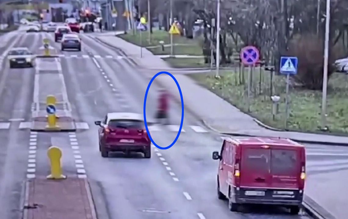 Kobieta weszła na przejście, samochód jechał dalej. Doszło do bardzo groźnie wyglądającego potrącenia Kobieta weszła na przejście, samochód jechał dalej. Doszło do bardzo groźnie wyglądającego potrącenia