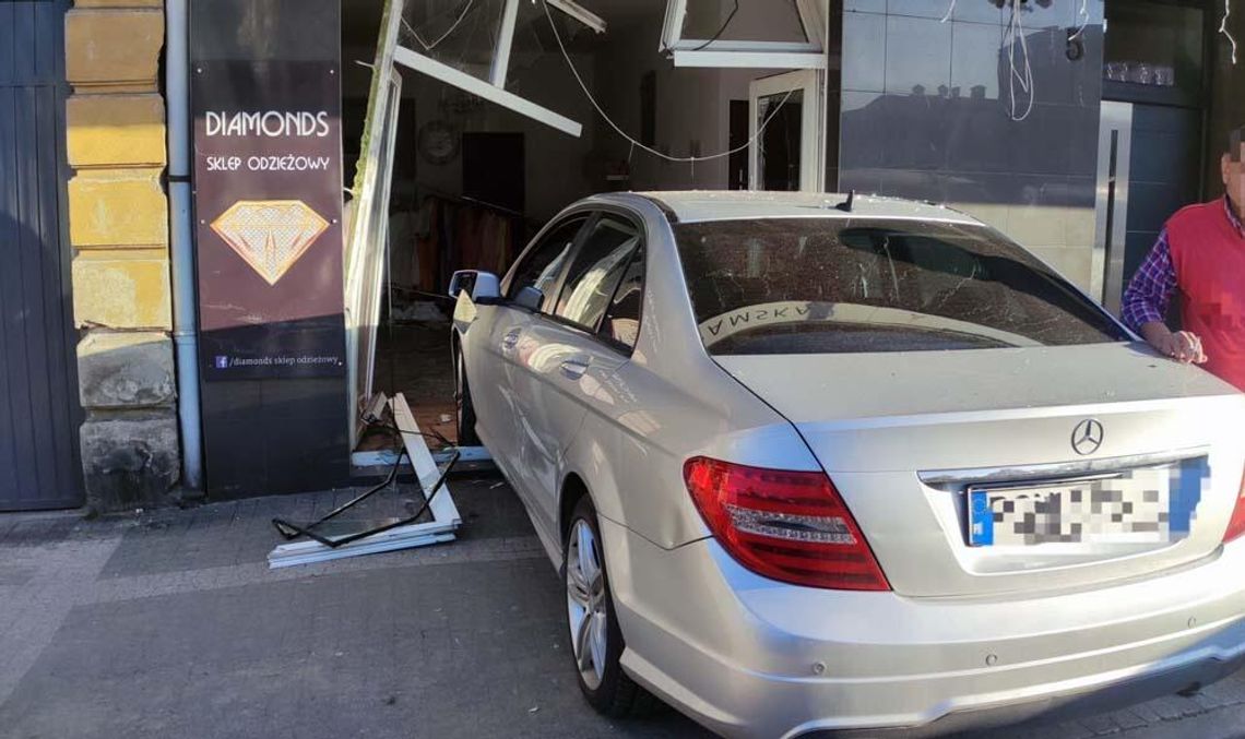 Kobieta wjechała Mercedesem do sklepu odzieżowego. Potem tłumaczyła, że to przez skrzynię biegów Kobieta wjechała Mercedesem do sklepu odzieżowego. Potem tłumaczyła, że to przez skrzynię biegów