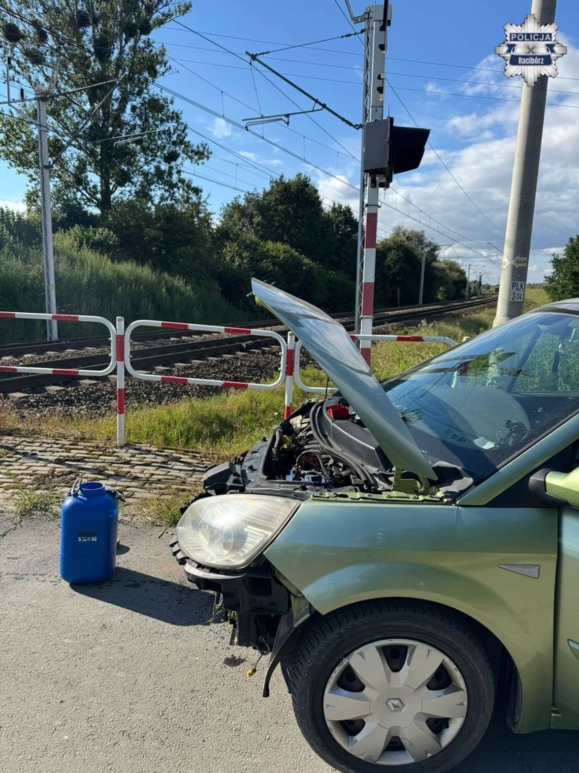 Kobieta wjechała w jadący pociąg. Urwało jej cały przód, ale i tak miała mnóstwo szczęścia