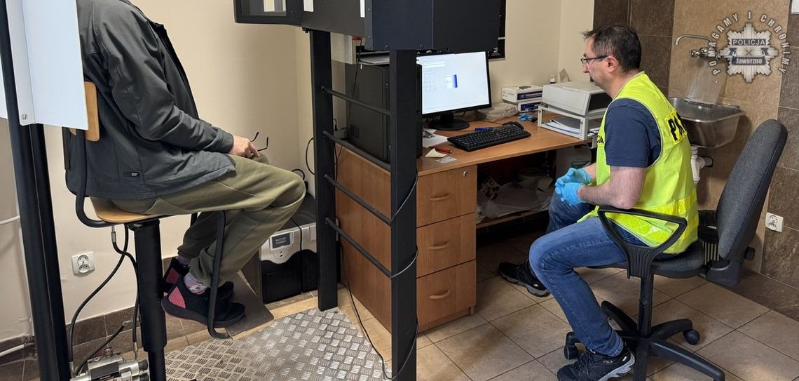 Kobieta zaatakowała ratowników medycznych. Uderzała i kopała, może za to trafić do więzienia