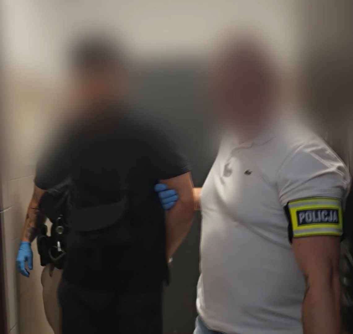 Kobieta zasnęła w taksówce. Kierowca wywiózł ją do lasu, ocknęła się obok niego na tylnej kanapie Kobieta zasnęła w taksówce. Kierowca wywiózł ją do lasu, ocknęła się obok niego na tylnej kanapie