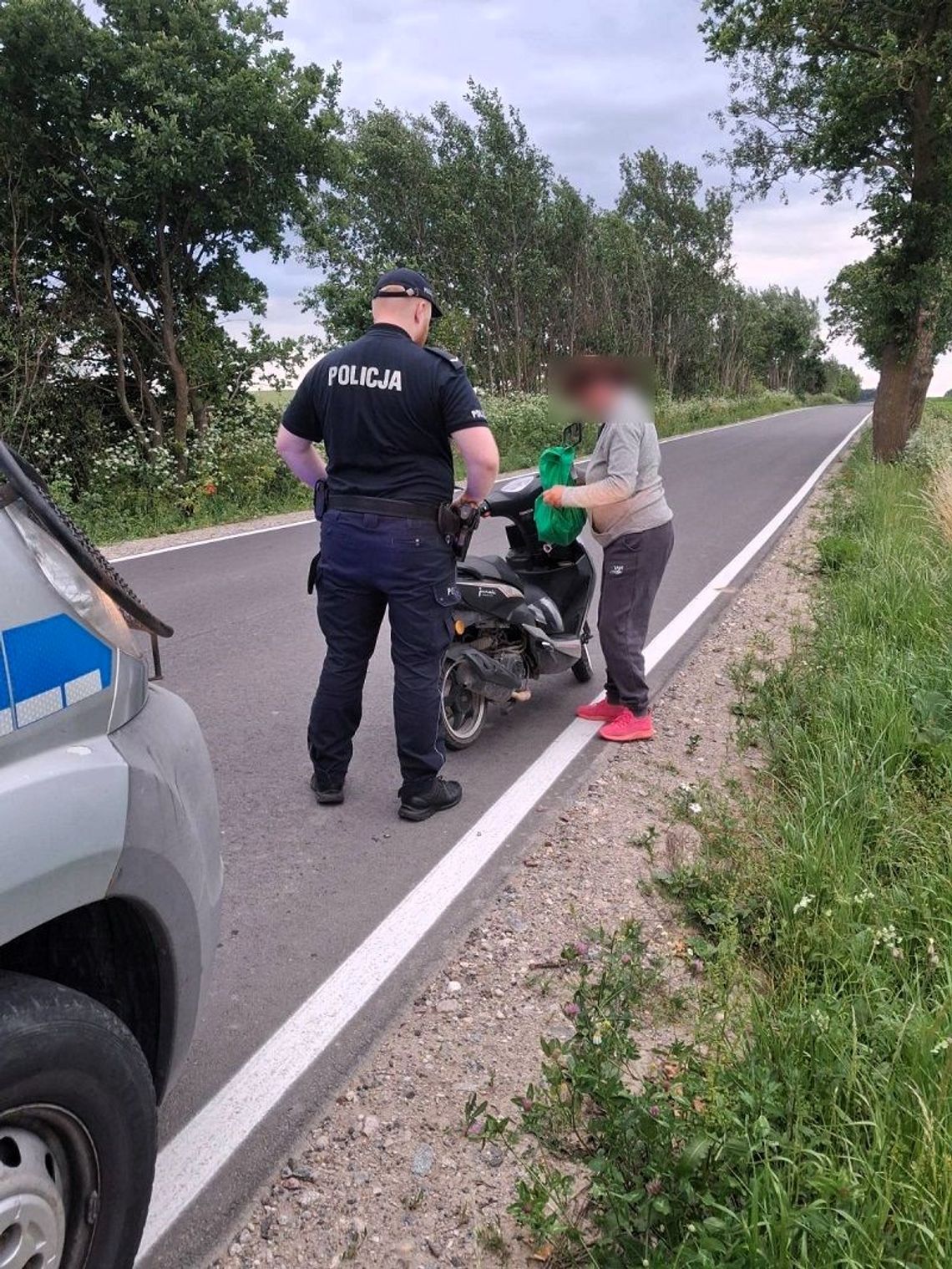 Kobieta złapana na jeździe junakiem po pijaku lekceważąco wyrzuciła ustnik. Policjanci dołożyli jej za to 500 zł Kobieta złapana na jeździe junakiem po pijaku lekceważąco wyrzuciła ustnik. Policjanci dołożyli jej za to 500 zł