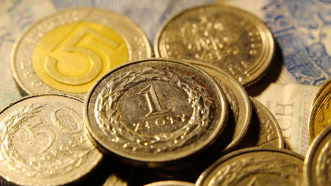 Kobieta znalazła na ulicy torbę pełną monet. Po przeliczeniu wyszło prawie 2500 złotych