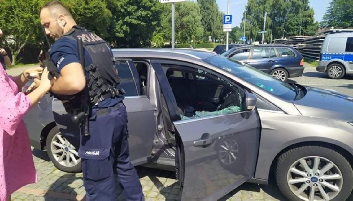 Kobieta zostawiła psa w nagrzanym aucie. Zwierzę uratowali policjanci