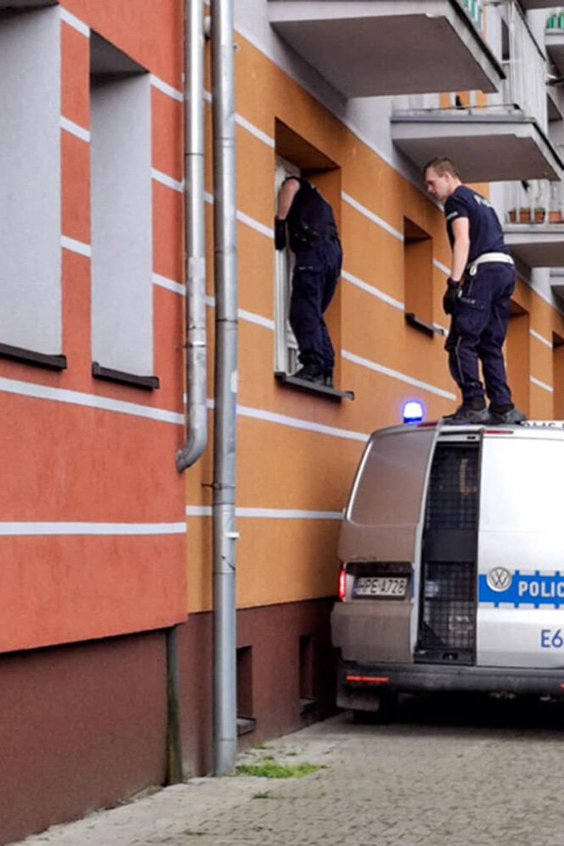 Kobiety nie dawały znaku życia, policjanci weszli do mieszkania po dachu radiowozu