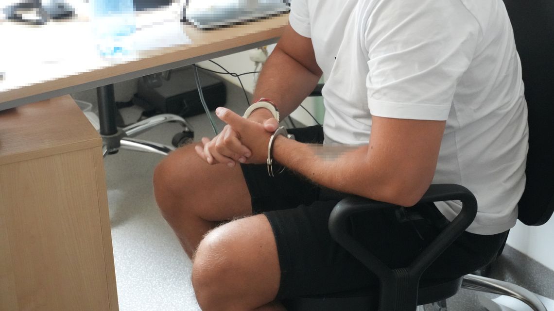 Kokaina w przyprawach i sto tysięcy złotych w gotówce. Diler zatrzymany w podziemnym garażu