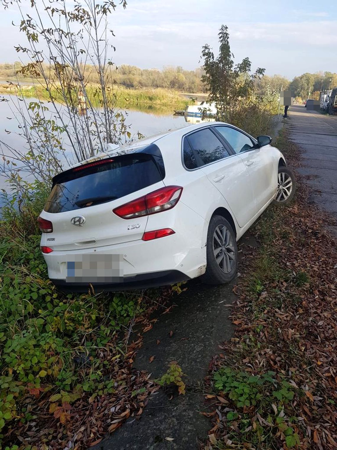 Koledzy pojechali na ryby, ale wóda wygrała. Odpowiedzą za jazdę po pijaku, posiadanie narkotyków i... brak kart wędkarskich