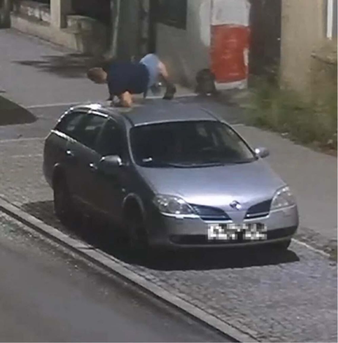 Koledzy szli nocą przez miasto. Nagle jeden z nich wskoczył na samochód i go uszkodził