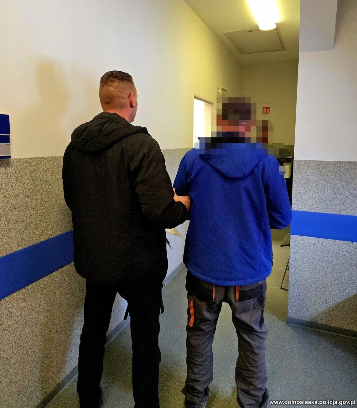 Koledzy z pracy zmówili się i okradali firmę. Zniknęły kratki o wartości prawie 10 tysięcy Koledzy z pracy zmówili się i okradali firmę. Zniknęły kratki o wartości prawie 10 tysięcy