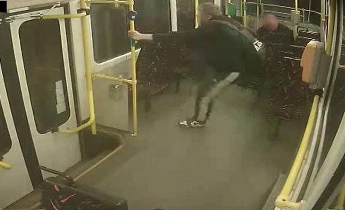 Koledzy zrobili demolkę w tramwaju. Gdy ochłonęli, sami zgłosili się na policję. "Wyrazili skruchę"