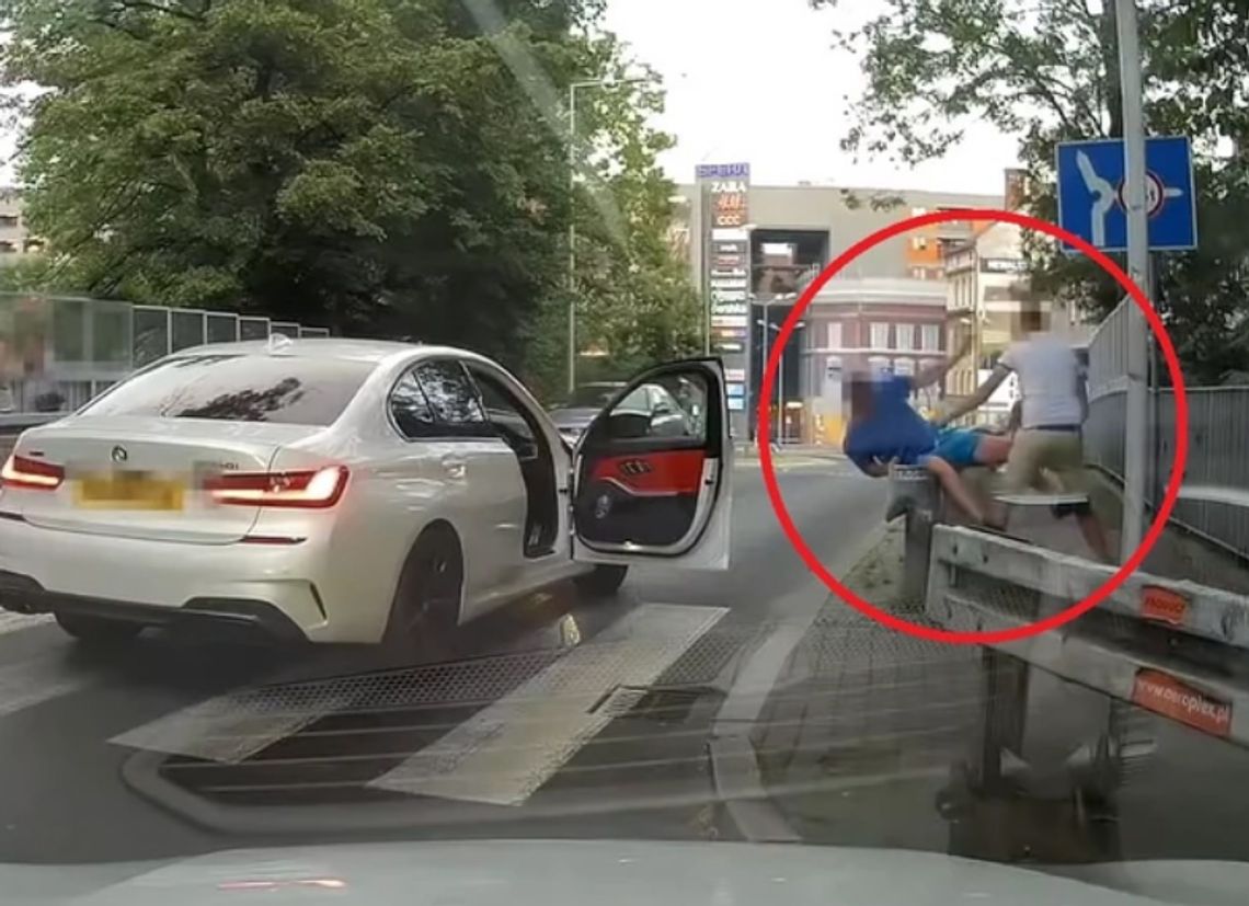 Koleś z BMW wyskoczył z łapami na pieszego przechodzącego po pasach. Dotkliwie go pobił. WIDEO