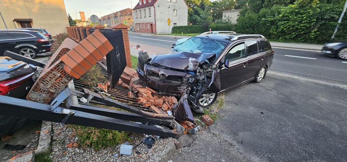 Kolumbijczyk bez prawa jazdy nie zapanował nad autem i rozbił się na bramie straży pożarnej Kolumbijczyk bez prawa jazdy nie zapanował nad autem i rozbił się na bramie straży pożarnej