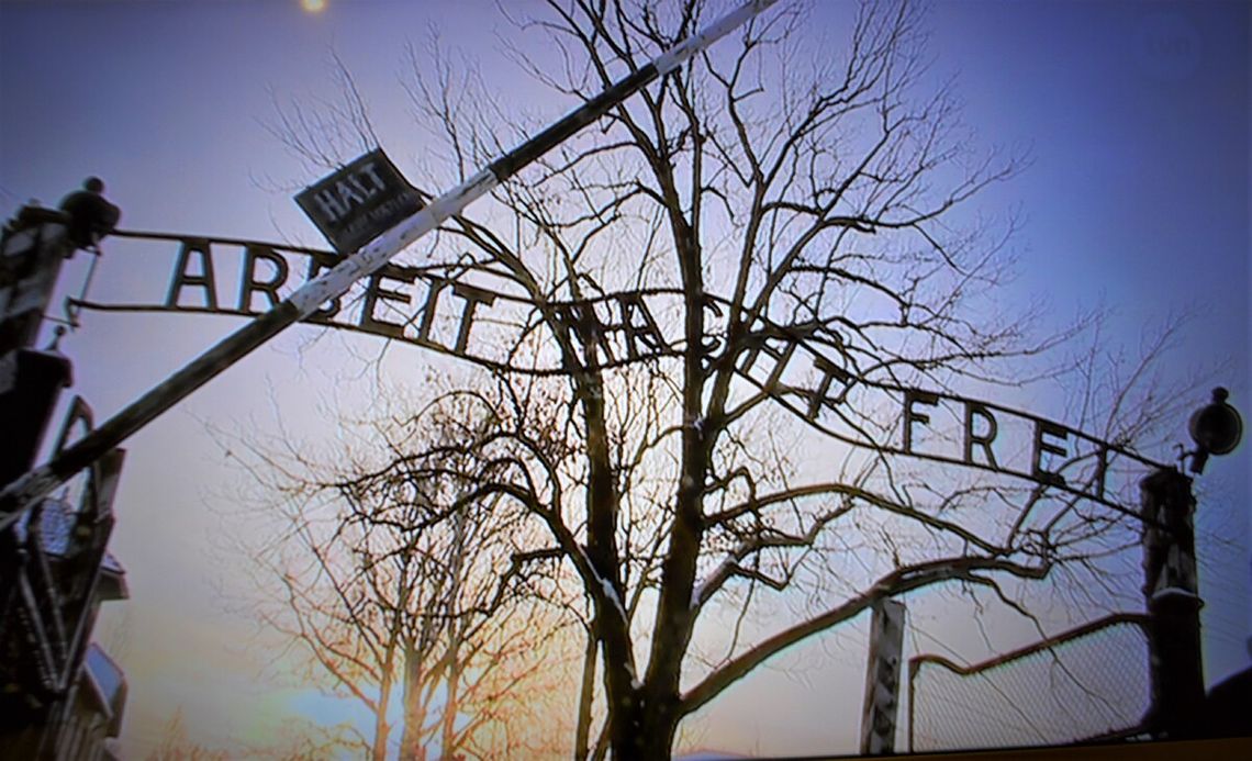 Kolumbijczyk hajlował na terenie muzeum w Auschwitz. Odpowie za propagowanie nazizmu