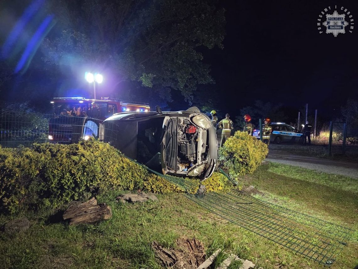 Kolumbijczyk zakleszczony w aucie uderzył policjanta, który chciał mu pomóc. Razem z kolegą rozbili się podczas pościgu