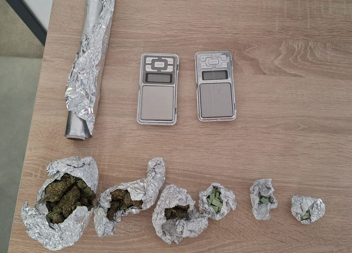 Komendant policji popisał się intuicją. Dzięki jego czujności zatrzymano 2 mężczyzn z narkotykami