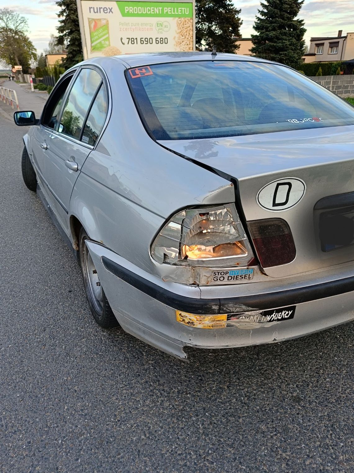 Kompletnie łyse opony i pęknięte reflektory. Policjanci zakończyli jazdę młodego kierowcy BMW