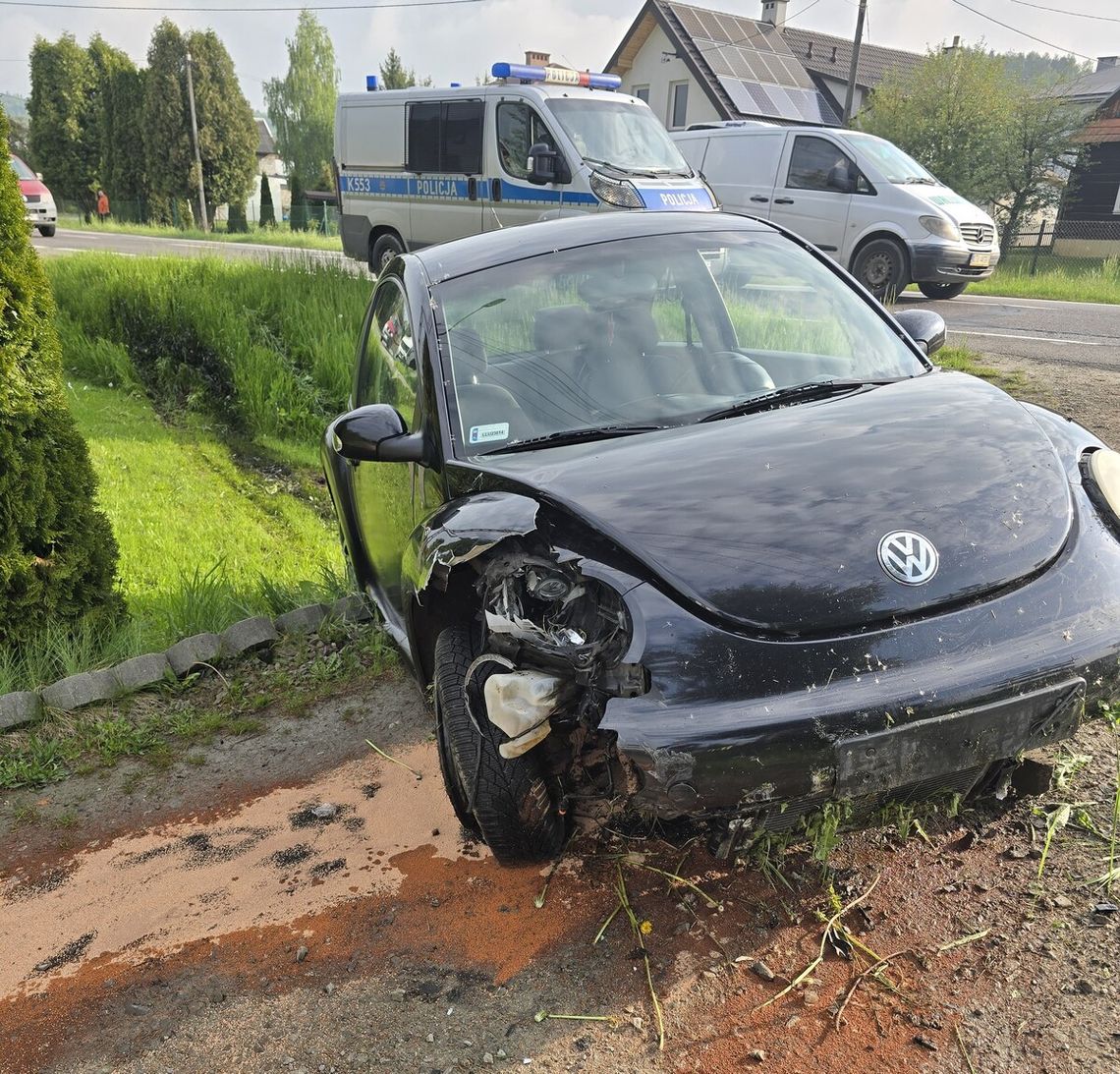 Kompletnie nieodpowiedzialna 21-latka. Na zakazie i pod wpływem narkotyków wjechała autem do rowu
