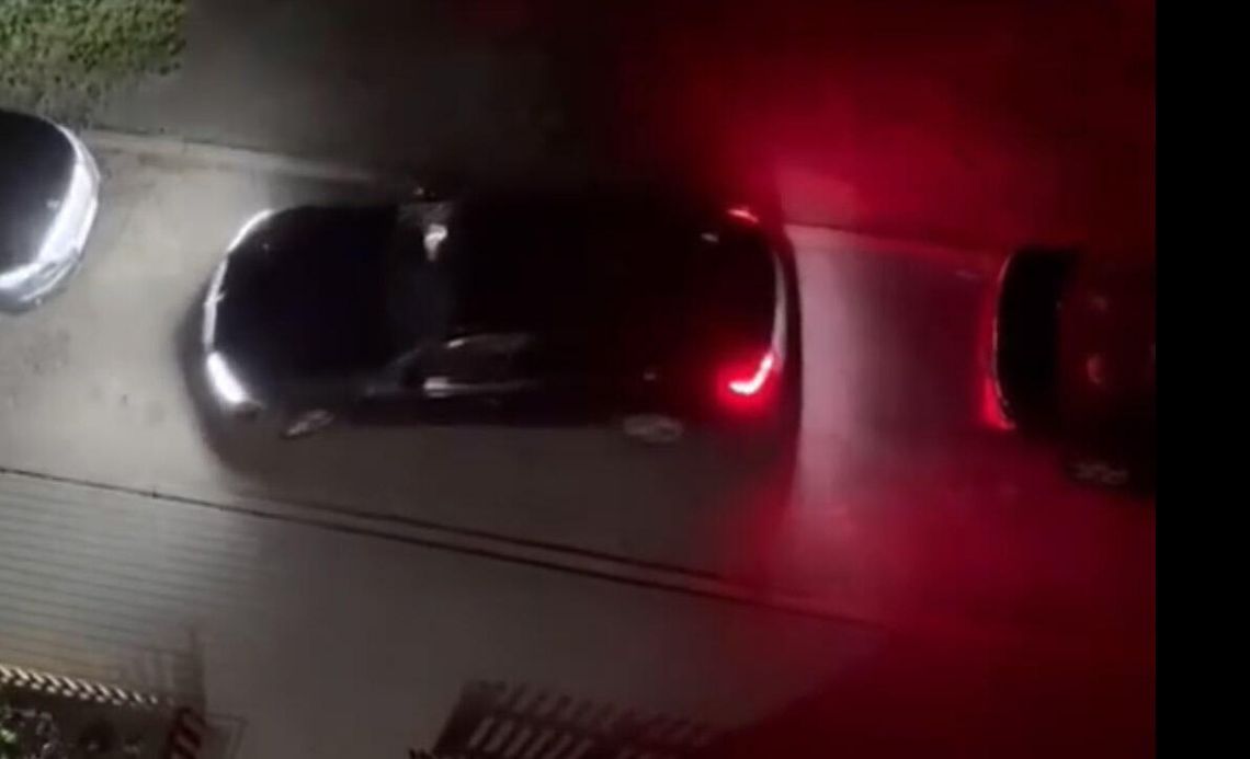 Kompletnie pijana kobieta w BMW próbowała wyjechać z parkingu. Uszkodzonych sześć aut