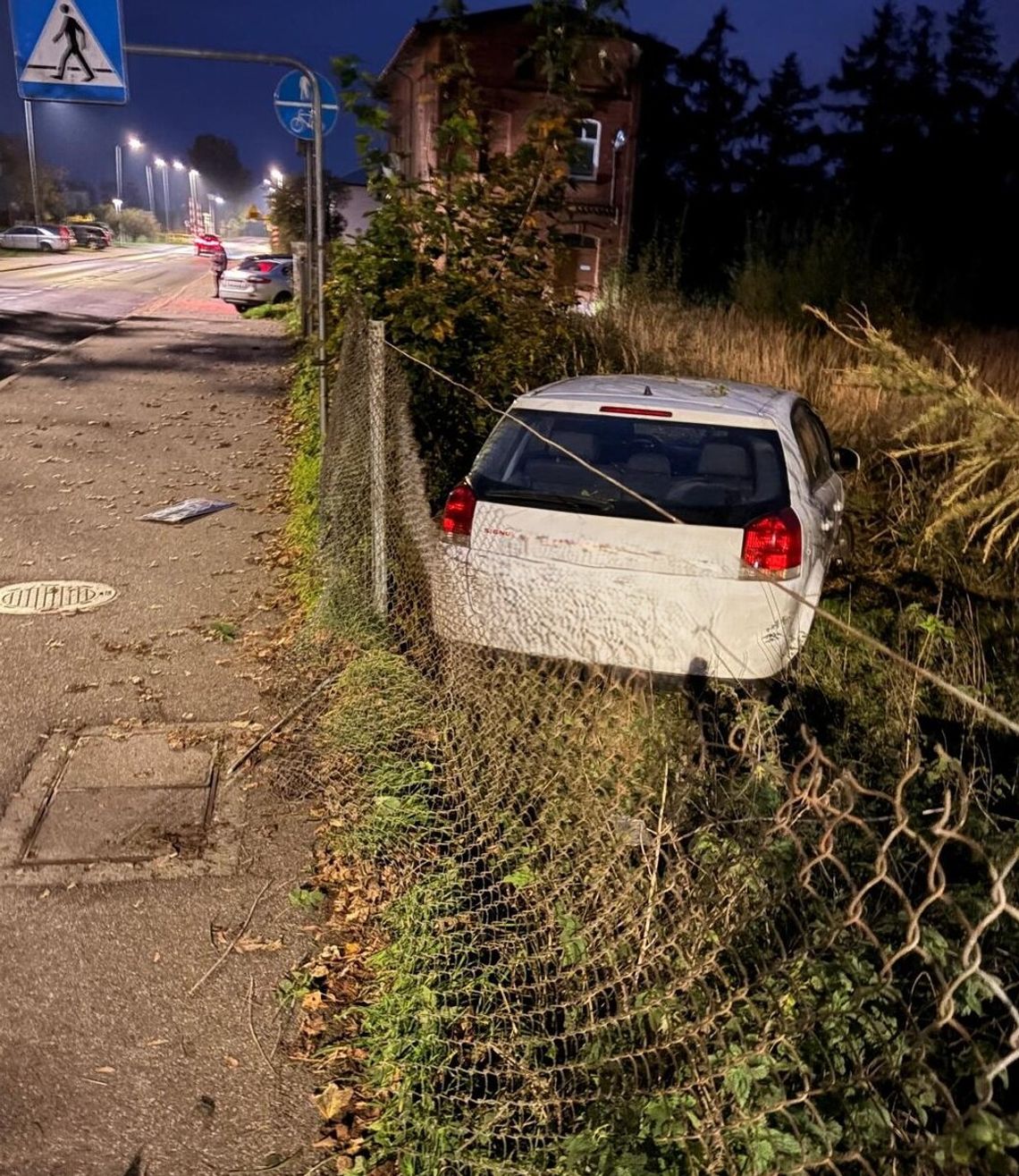 Kompletnie pijana kobieta wjechała w płot. Straciła auto i dostała zawiasy Kompletnie pijana kobieta wjechała w płot. Straciła auto i dostała zawiasy