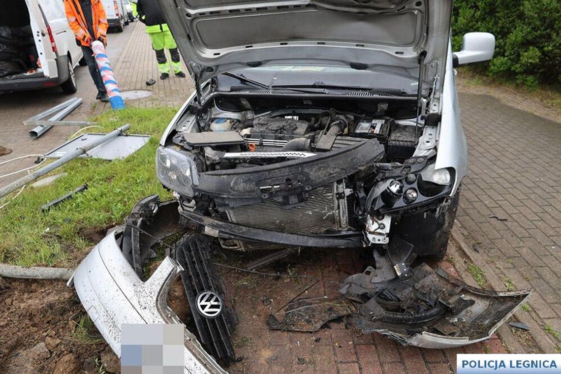 Kompletnie pijana matka rozbiła auto na latarni. Jechała z 6-letnim synem. Nigdy nie miała prawa jazdy