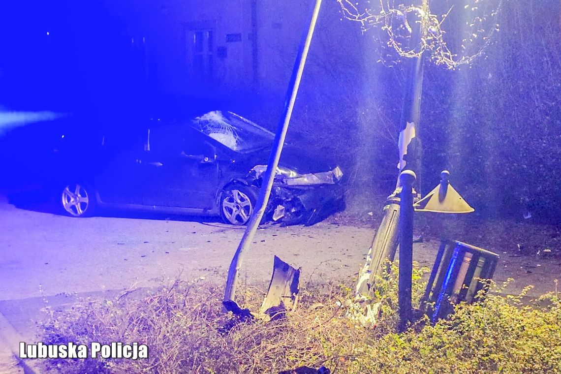 Kompletnie pijany 21-latek w hondzie skosił latarnię z ozdobami świątecznymi Kompletnie pijany 21-latek w hondzie skosił latarnię z ozdobami świątecznymi