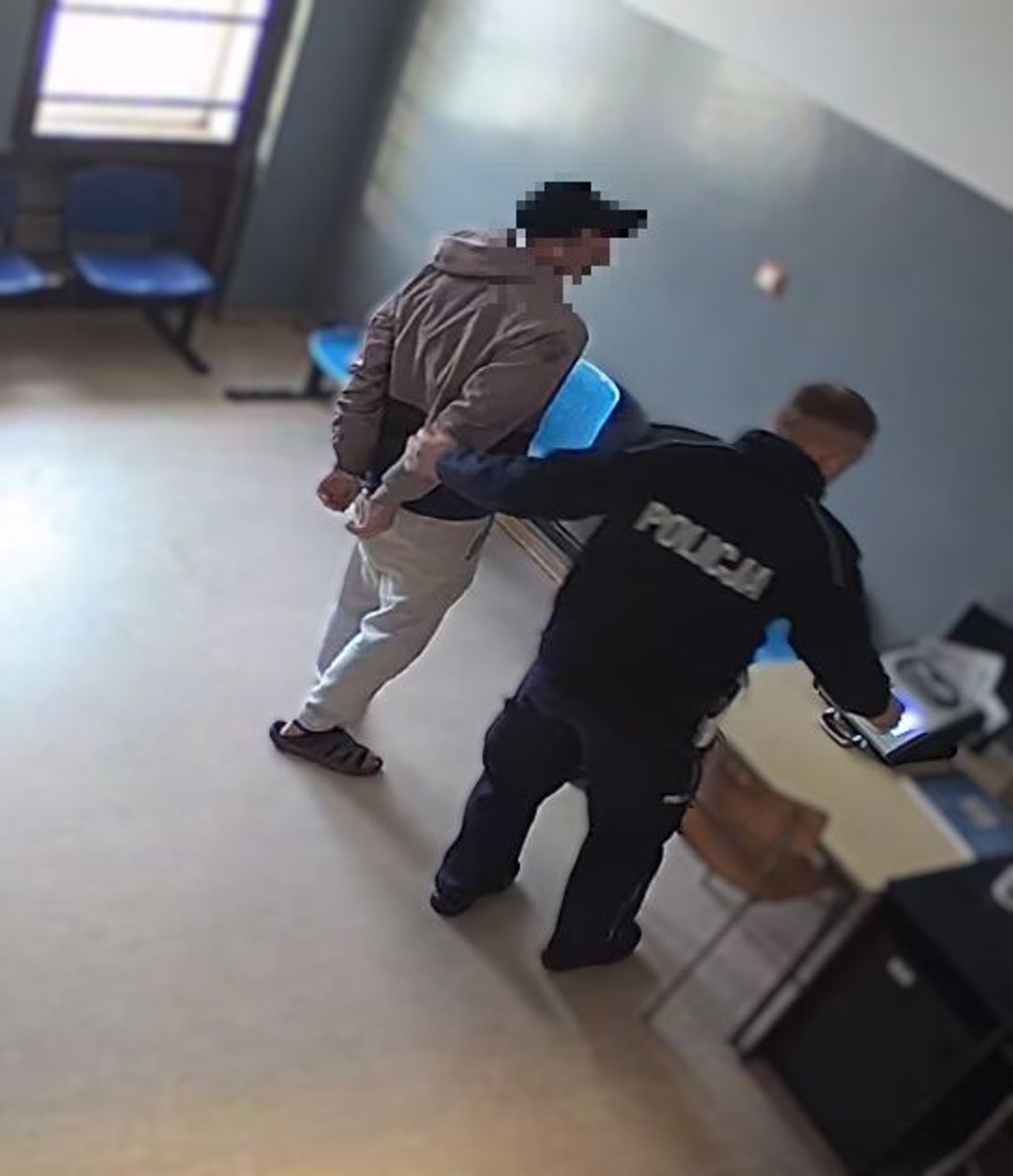 Kompletnie pijany 31-latek jechał całą szerokością drogi. Wiózł dziecko na plac zabaw