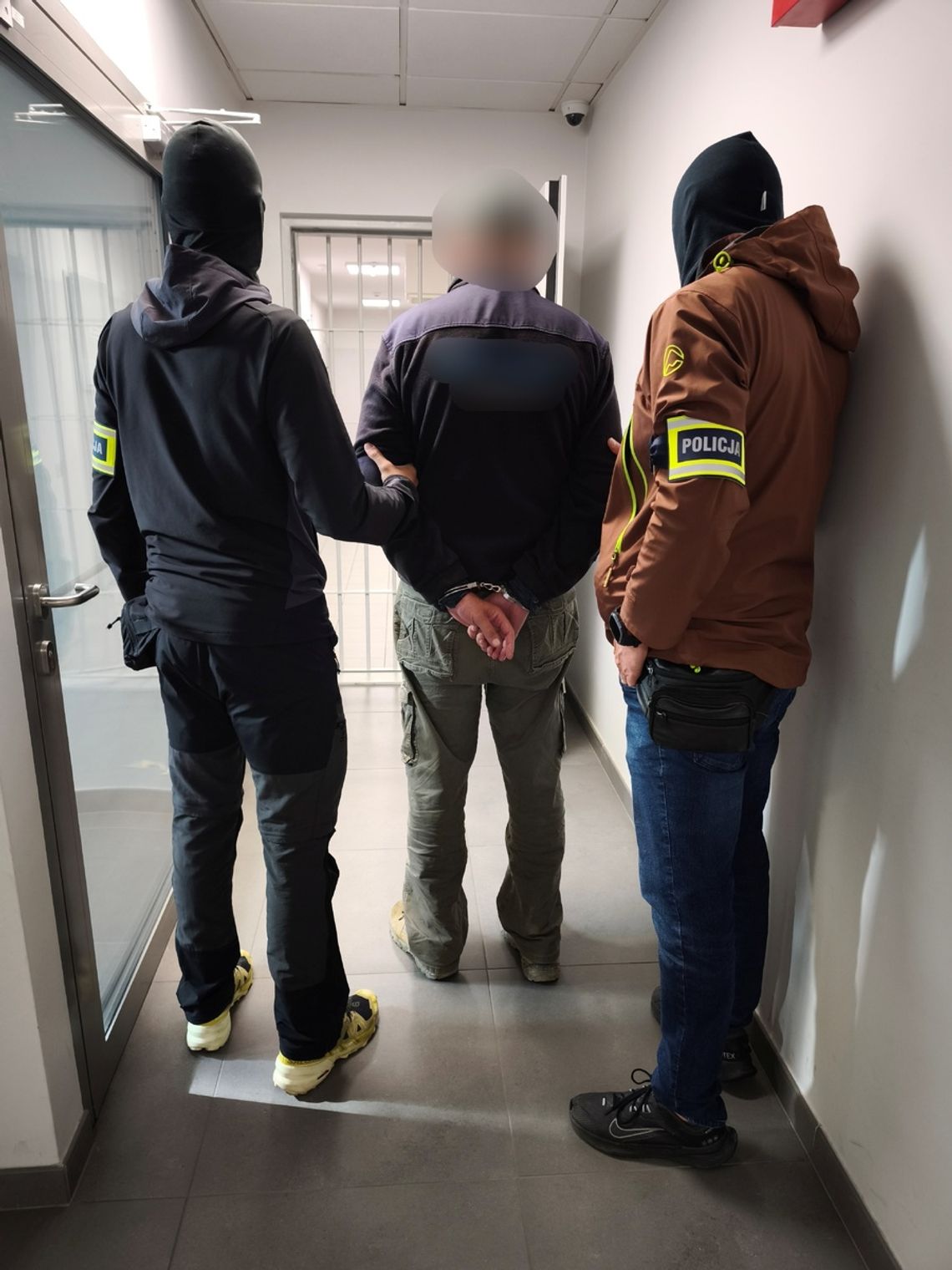 Kompletnie pijany 65-latek bez prawa jazdy wjechał autem do rowu. Teraz musi wracać na Ukrainę