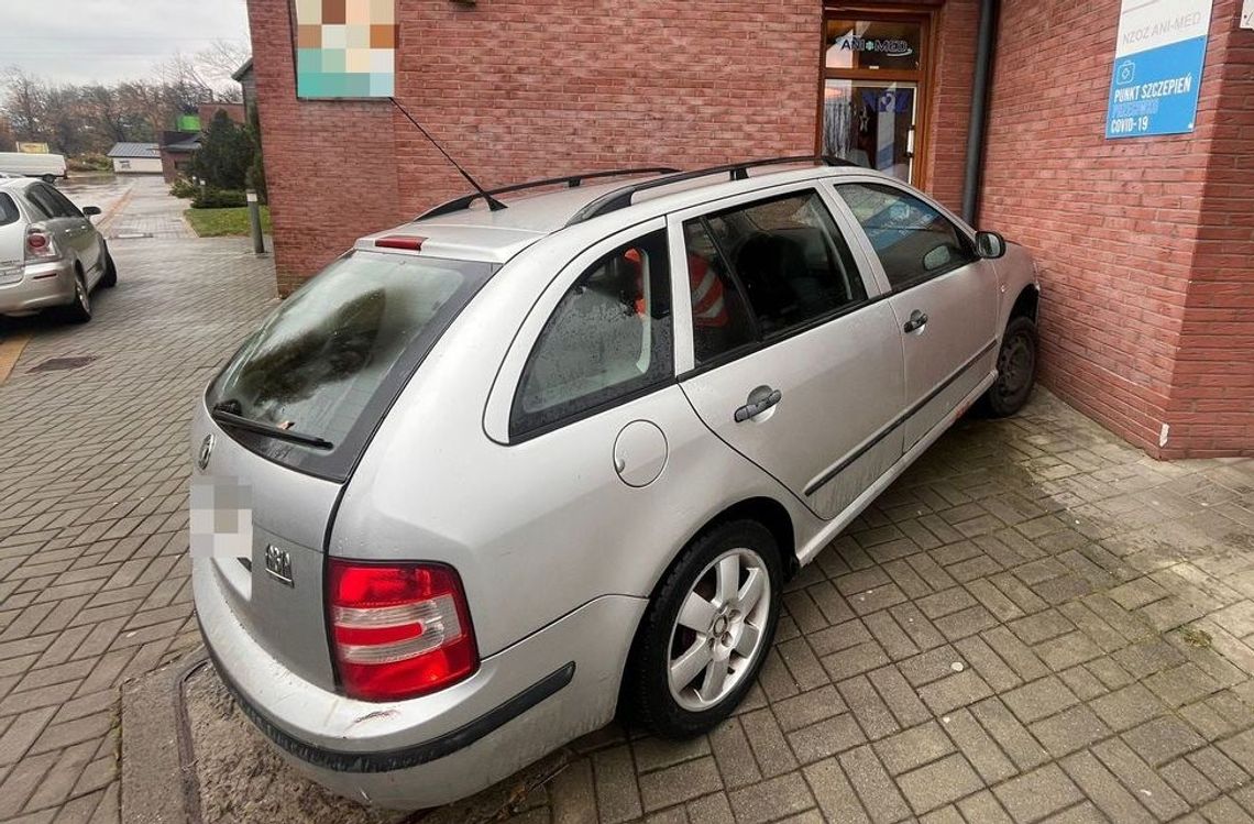 Kompletnie pijany 66-latek wjechał skodą w przychodnię. Świadek wyrwał mu kluczyki Kompletnie pijany 66-latek wjechał skodą w przychodnię. Świadek wyrwał mu kluczyki