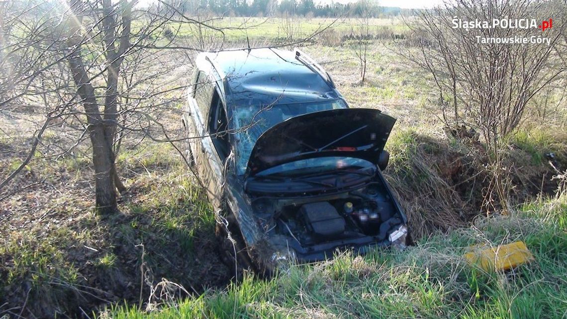 Kompletnie pijany jechał zaszczepić się przeciwko COVID-19. Podróż zakończył dachowaniem w rowie