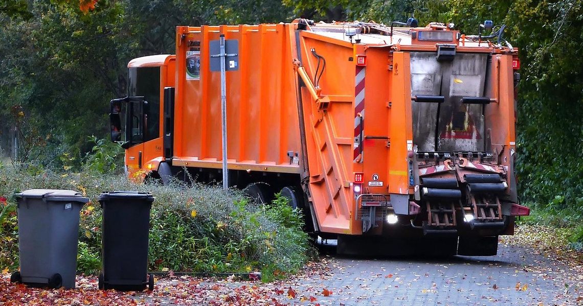 Kompletnie pijany kierował śmieciarką. Wydmuchał ponad 2 promile - tłumaczył, że wypił litr kompotu