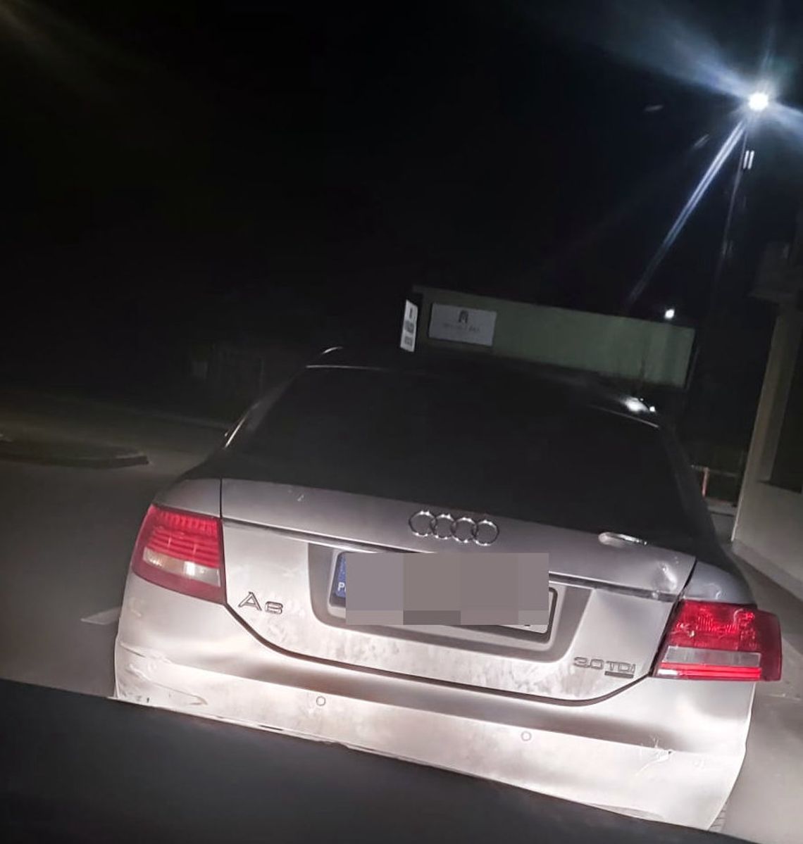 Kompletnie pijany kierowca audi prowadził z psem na kolanach. W aucie jeszcze dwie kobiety Kompletnie pijany kierowca audi prowadził z psem na kolanach. W aucie jeszcze dwie kobiety