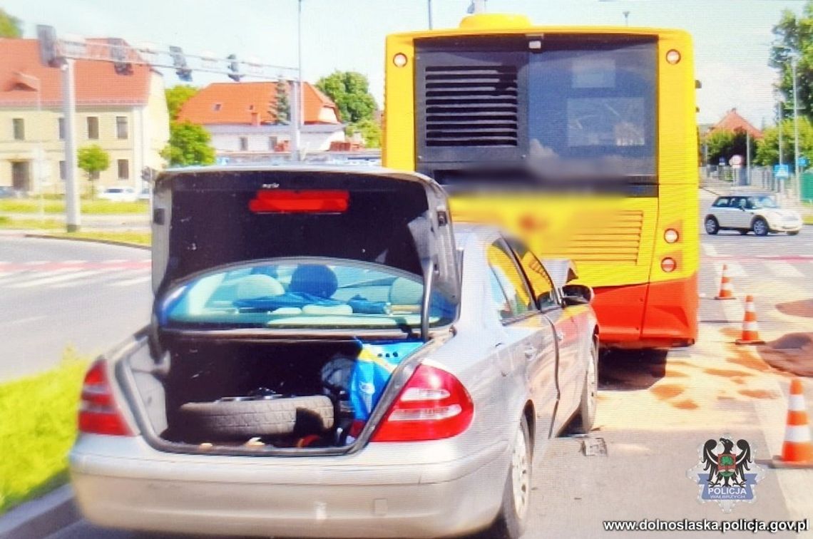 Kompletnie pijany kierowca Mercedesa wjechał w autobus. Potem sobie poszedł Kompletnie pijany kierowca Mercedesa wjechał w autobus. Potem sobie poszedł