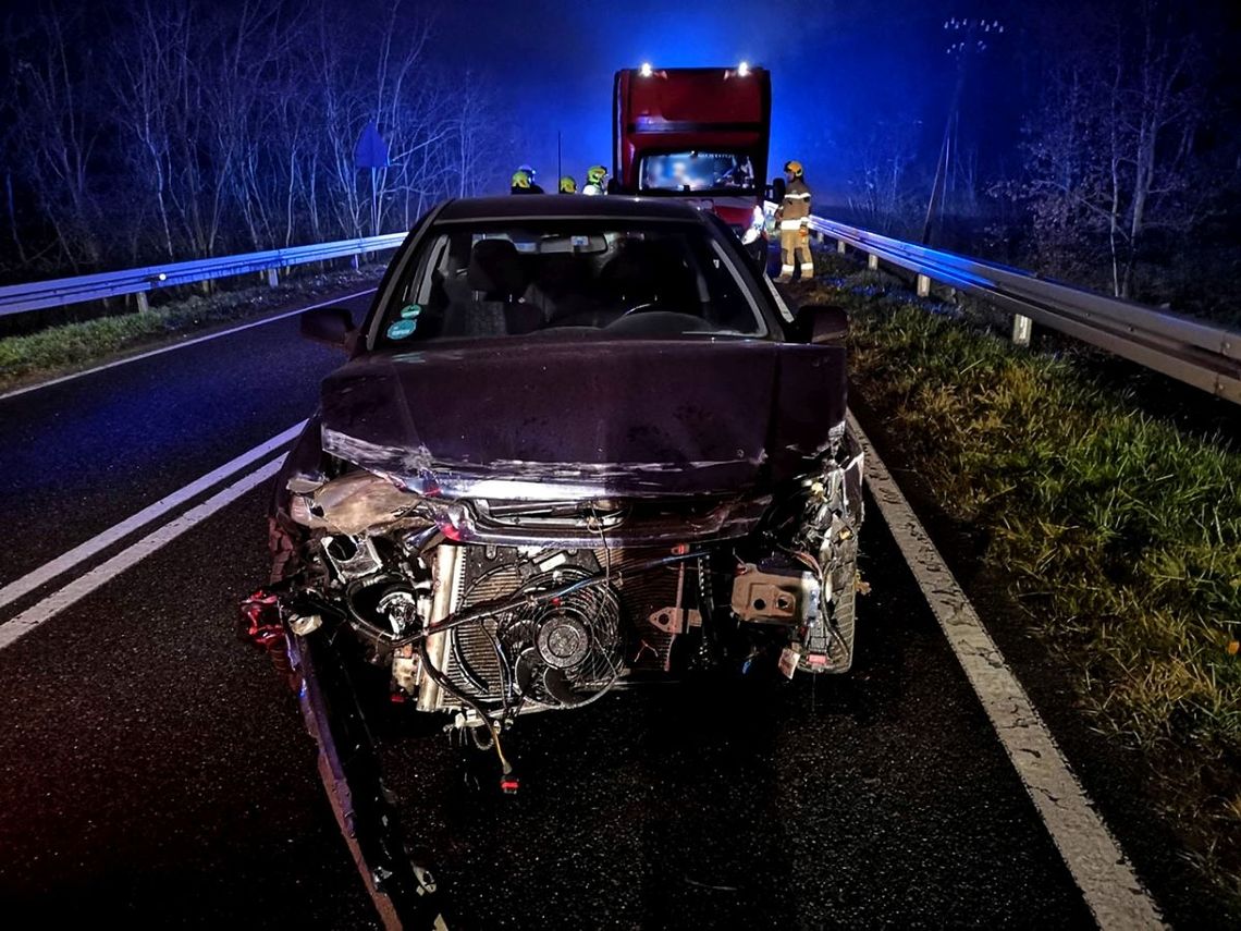 Kompletnie pijany kierowca spowodował kolizję. Wiózł trójkę dzieci i pijaną żonę