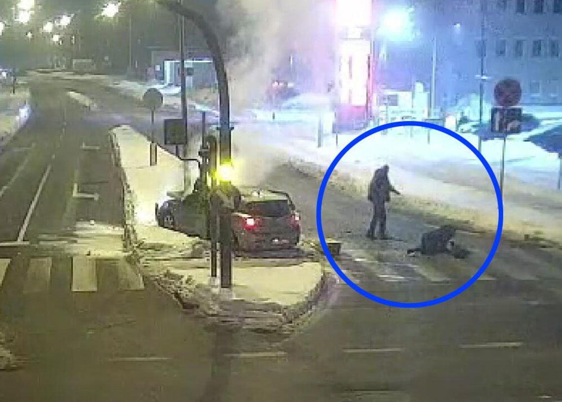 Kompletnie pijany kierowca wjechał autem w słup. Chwilę później na miejscu byli policjanci