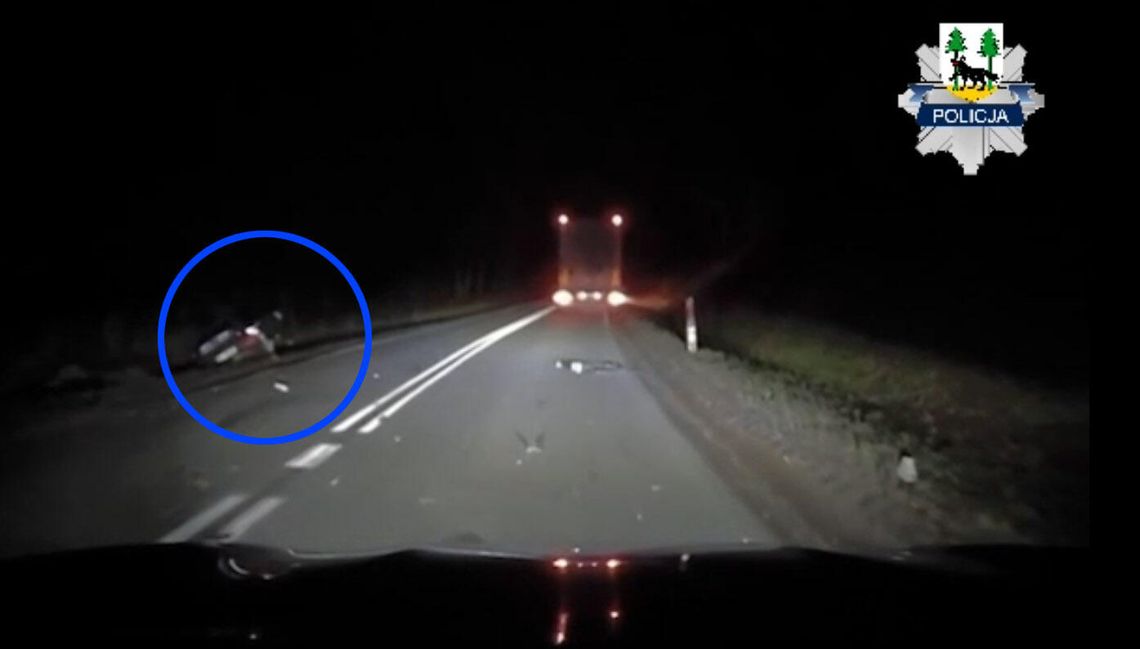 Kompletnie pijany kierowca wygrzebał się z rozbitego auta i uciekł. Potem próbował go kryć młodszy brat Kompletnie pijany kierowca wygrzebał się z rozbitego auta i uciekł. Potem próbował go kryć młodszy brat