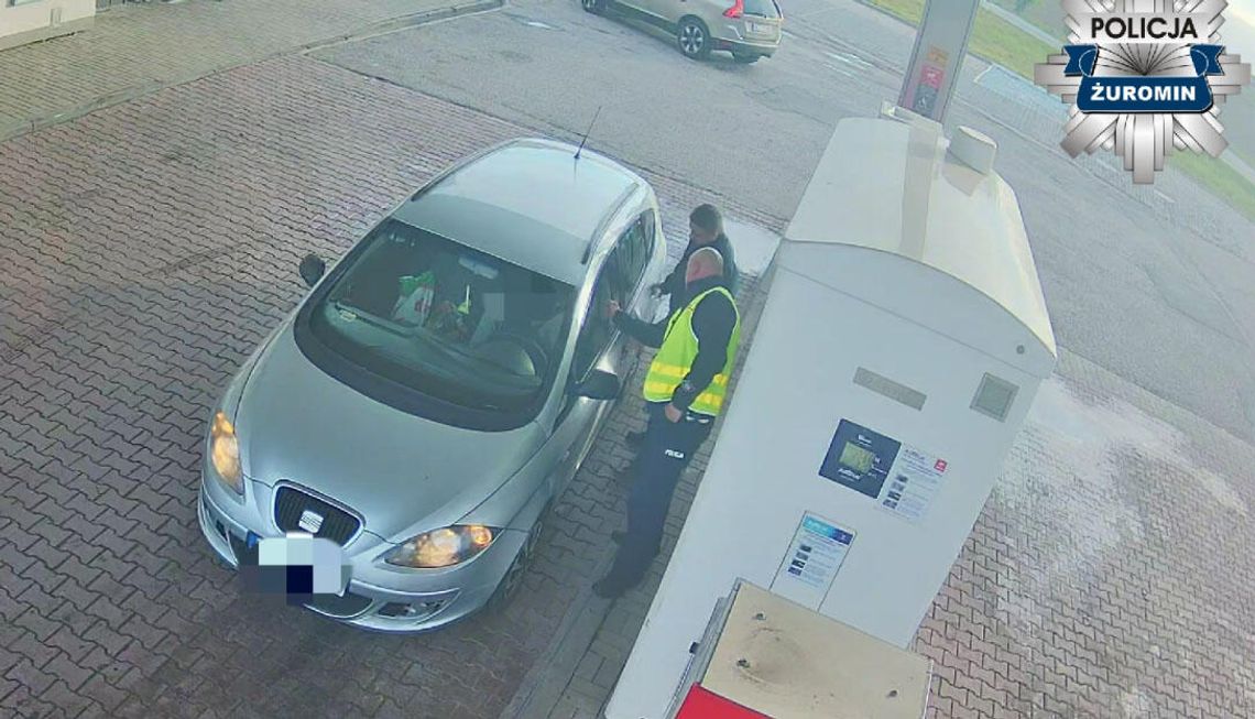 Kompletnie pijany kierowca zasnął w aucie na stacji benzynowej. Obudzili go policjanci Kompletnie pijany kierowca zasnął w aucie na stacji benzynowej. Obudzili go policjanci