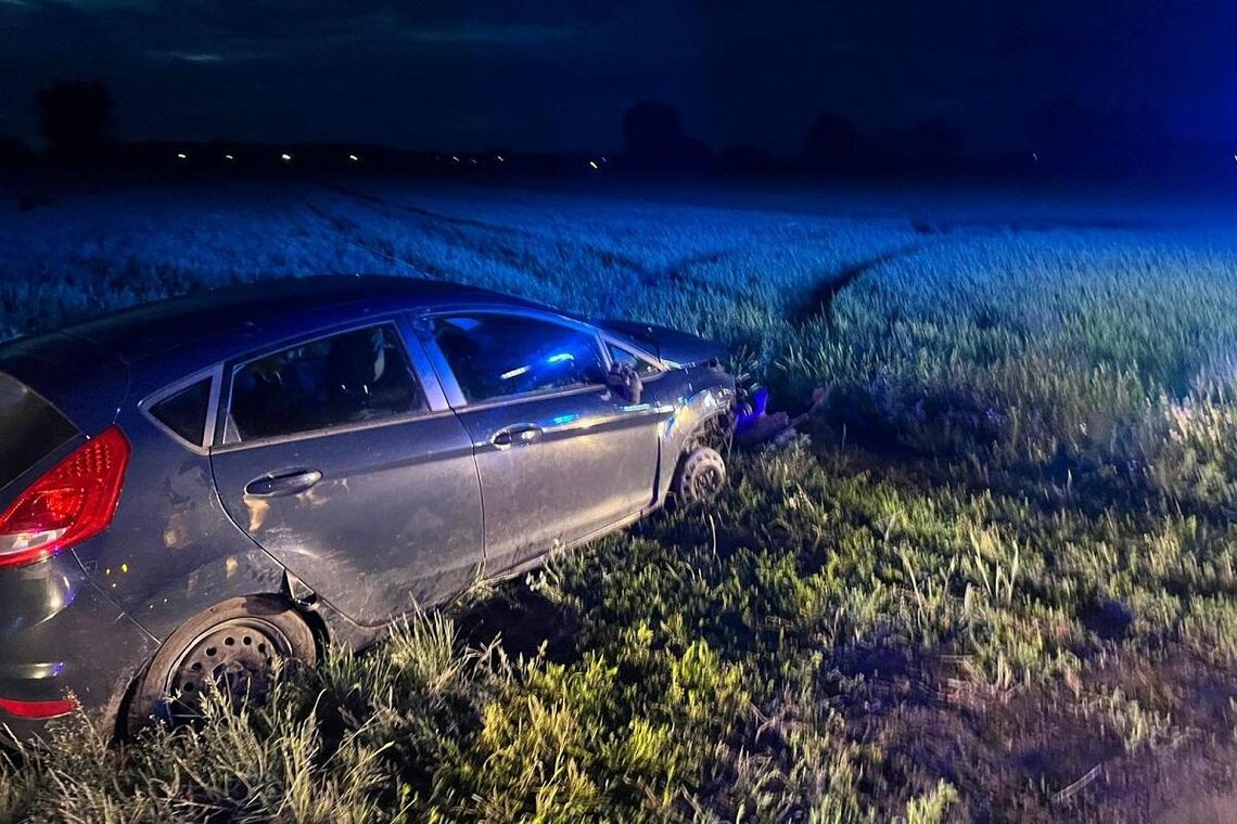 Kompletnie pijany rozbił forda i uciekał razem z pasażerami. Zatrzymała ich drogówka