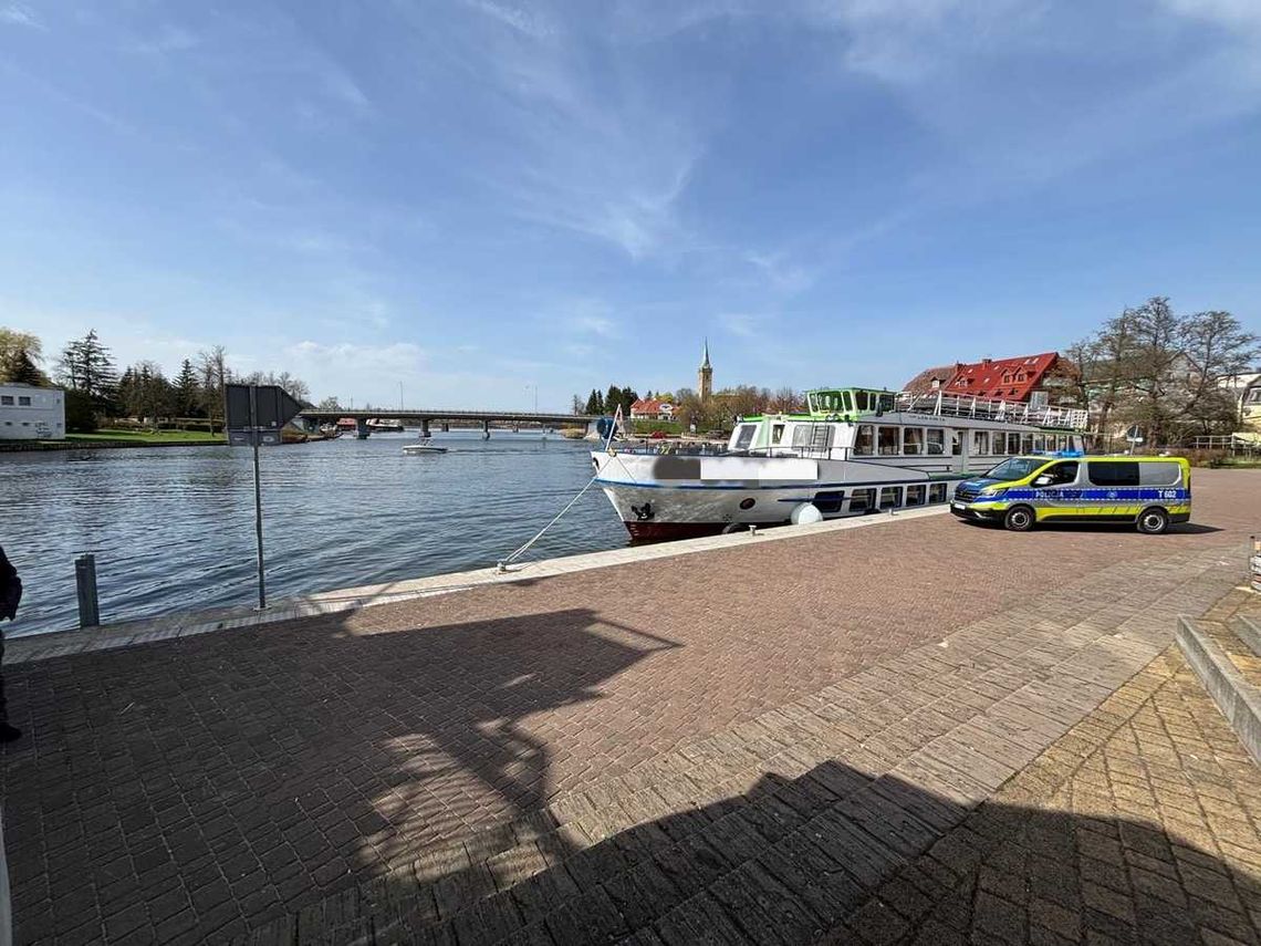 Kompletnie pijany sternik płynął łodzią z 19 pasażerami. Jego pomocnik też był pod wpływem