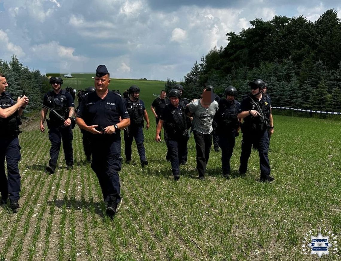Koniec obławy na byłego policjanta. Mężczyzna został zatrzymany. Odpowie za zabójstwo teścia i ciężkie zranienie teściowej Koniec obławy na byłego policjanta. Mężczyzna został zatrzymany. Odpowie za zabójstwo teścia i ciężkie zranienie teściowej