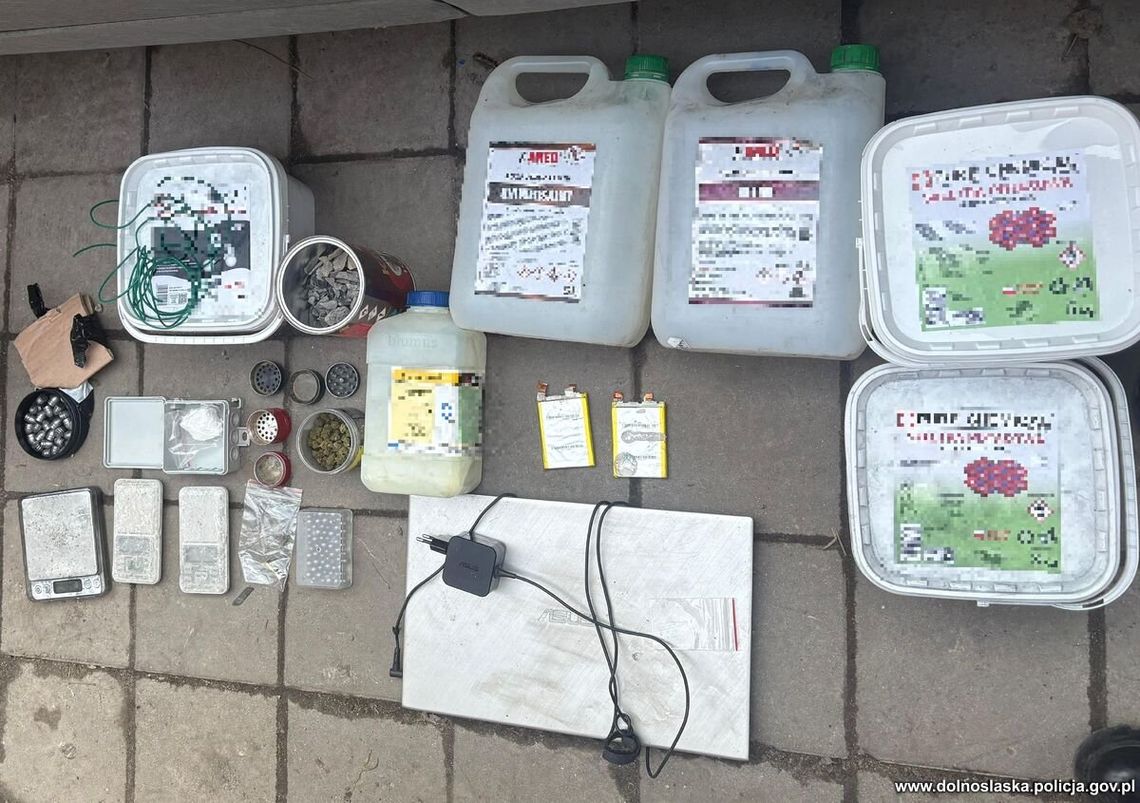 Konstruktor bomb i handlarz w jednym. Policja przejęła broń własnej produkcji i narkotyki [WIDEO]