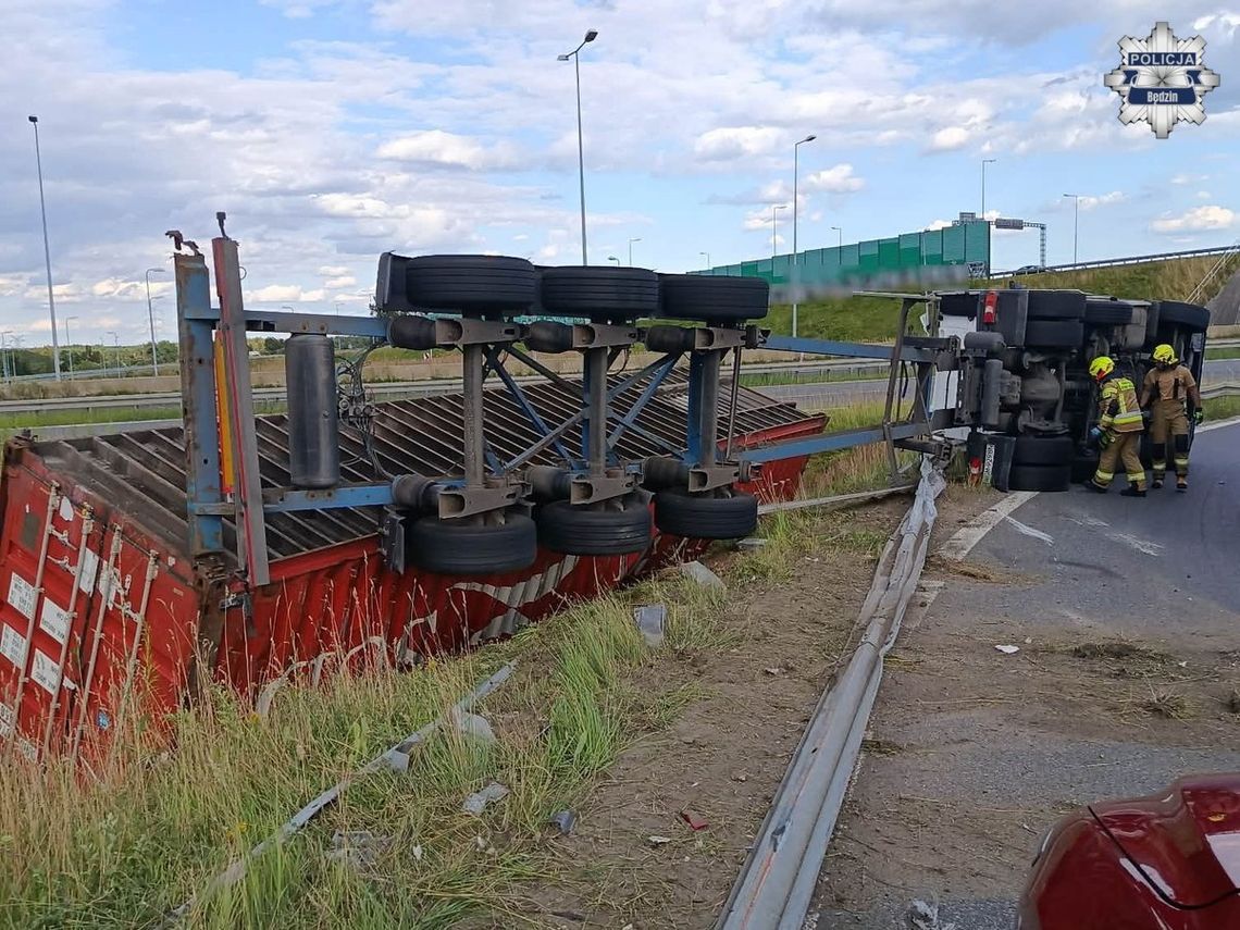 Kontener zaczął przechylać się na jadącej ciężarówce i w końcu ją przewrócił. Policjant ruszył na pomoc rannemu kierowcy Kontener zaczął przechylać się na jadącej ciężarówce i w końcu ją przewrócił. Policjant ruszył na pomoc rannemu kierowcy
