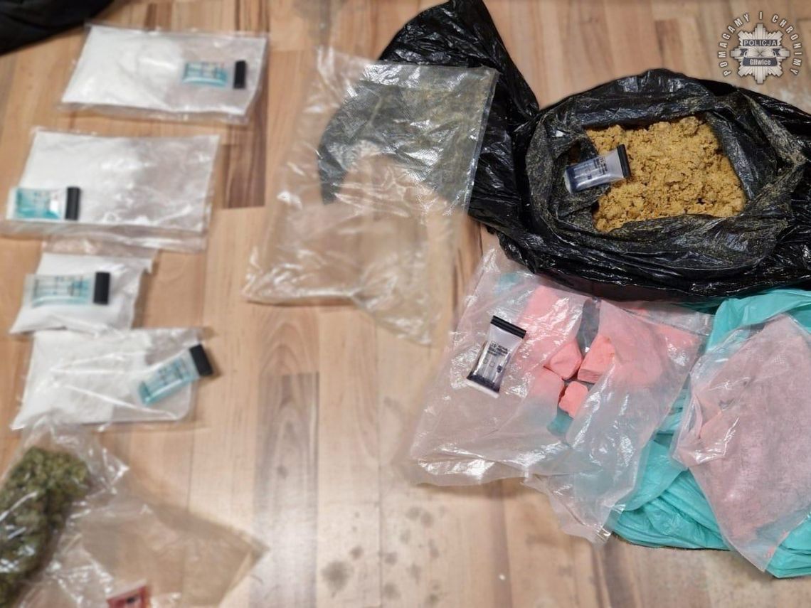 Kontrola drogowa BMW zakończona zatrzymaniem dilerów. W aucie i mieszkaniu mieli 23 kg narkotyków