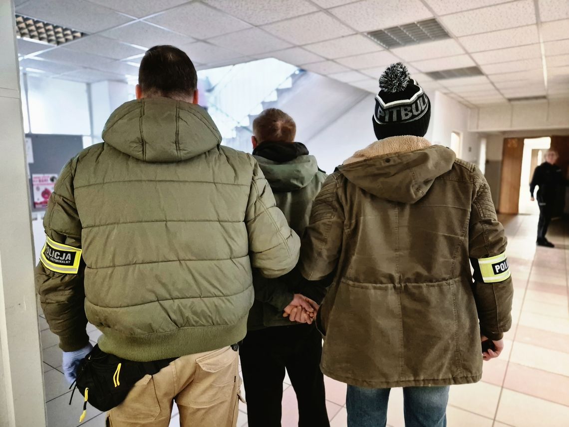 Kontrolowany kierowca nie chciał otworzyć drzwi i wrzucił coś pod siedzenie. Jechał z kumplami Kontrolowany kierowca nie chciał otworzyć drzwi i wrzucił coś pod siedzenie. Jechał z kumplami