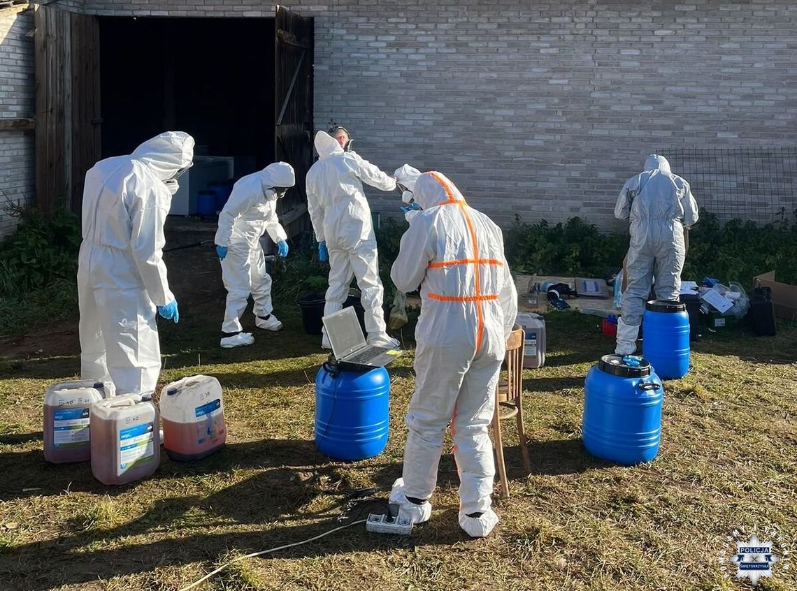 Kontrterroryści weszli do fabryki narkotyków. Przejęto blisko 680 kg krystalizującego klefedronu Kontrterroryści weszli do fabryki narkotyków. Przejęto blisko 680 kg krystalizującego klefedronu