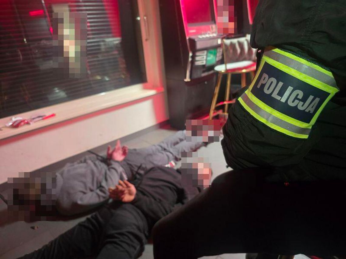 Kontrterroryści weszli do salonów gier. Przejęto automaty i narkotyki