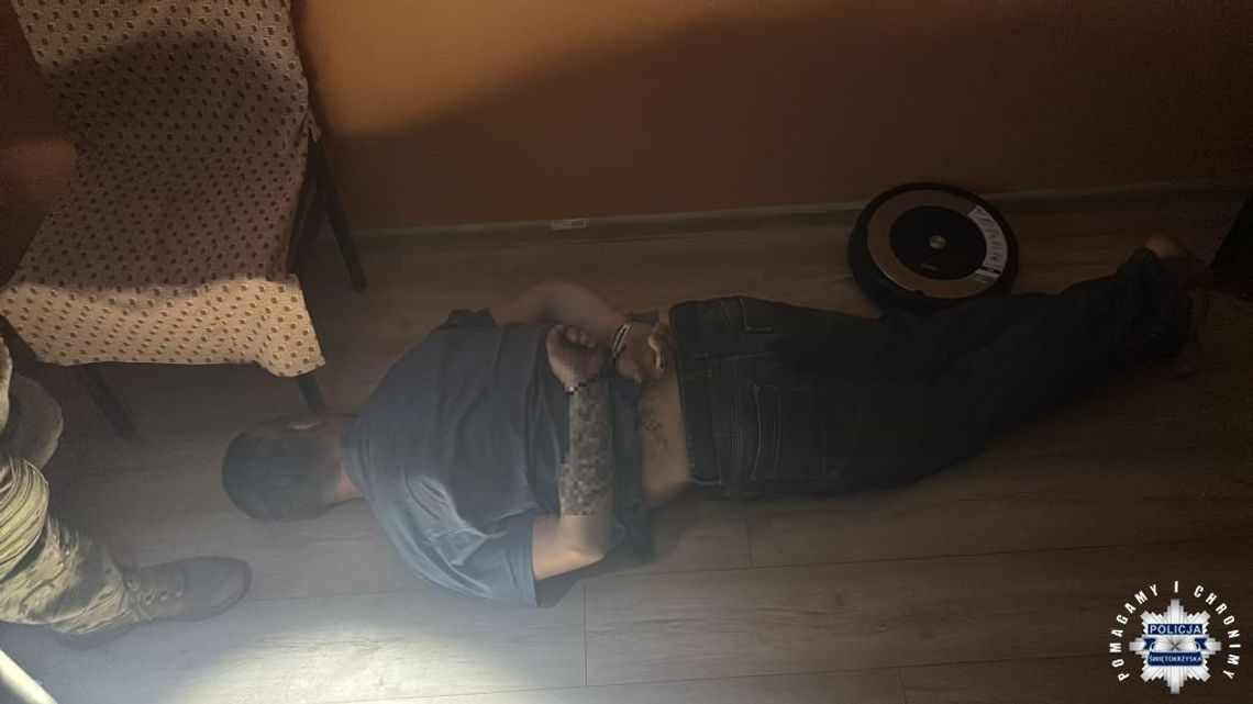 Kontrterroryści weszli siłowo do domu. Zatrzymany 38-latek był poszukiwany przez Irlandię Kontrterroryści weszli siłowo do domu. Zatrzymany 38-latek był poszukiwany przez Irlandię