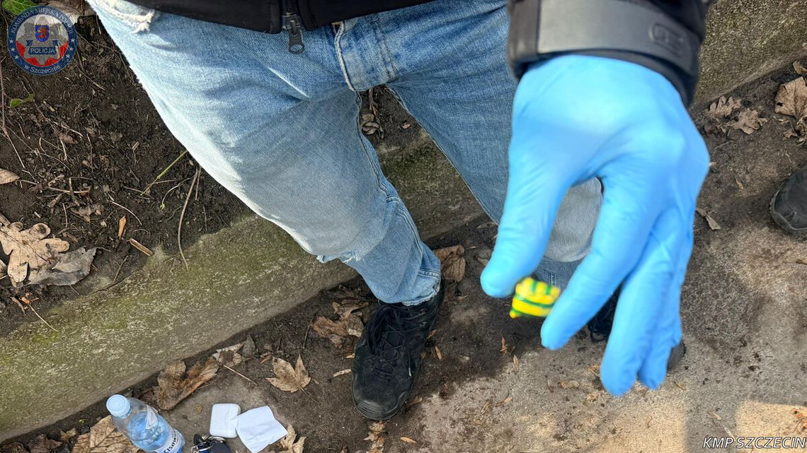 Kopali małe dołki i coś w nich chowali. Dilerzy mieli system skrytek ziemnych