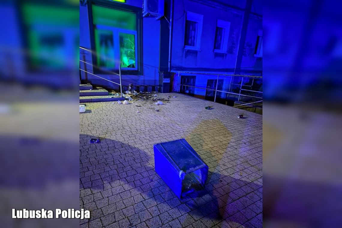 Koszem zaatakował bank i chciał rzucić nim w radiowóz. 37-latek zatrzymany przez policję