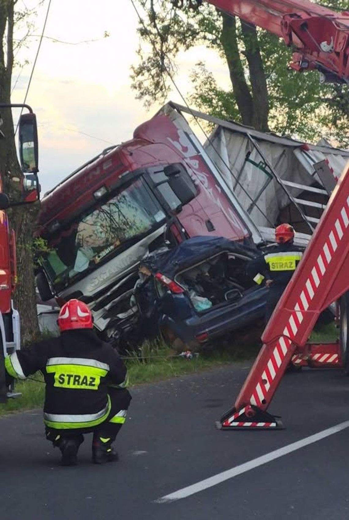 Koszmarne czołowe zderzenie forda ze scanią. Kierowca osobówki zginął na miejscu Koszmarne czołowe zderzenie forda ze scanią. Kierowca osobówki zginął na miejscu